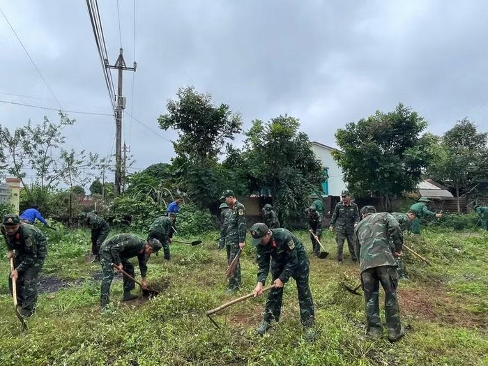 Đoàn viên, thanh niên các đơn vị quân đội tham gia dọn vệ sinh môi trường tại xã Ia Băng. Ảnh: N.T
