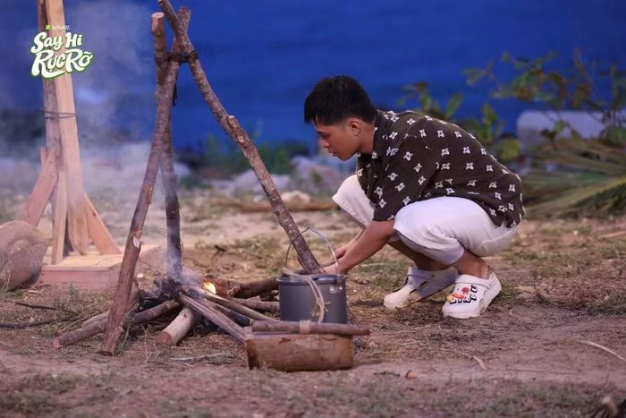  Gin Tuấn Kiệt trở thành "cứu tinh" của cả đội khi nhóm lửa thành công. Ảnh: BTC 