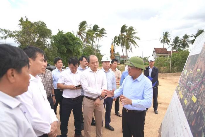  Chủ tịch UBND tỉnh Phạm Anh Tuấn và đoàn công tác kiểm tra tiến độ thi công dự án tuyến đường bộ cao tốc Quy Nhơn - Pleiku (hợp phần 1) đoạn qua xã Bình An. Ảnh: N.H 
