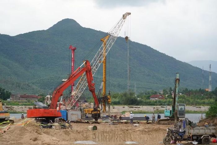  Thi công cầu sông Kôn thuộc hợp phần 1 tuyến đường bộ cao tốc Quy Nhơn - Pleiku. Ảnh: N.H 