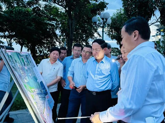  Chủ tịch UBND tỉnh Phạm Anh Tuấn khảo sát nút giao thông tại khu vực ngã 5 Đống Đa - Hoa Lư. Ảnh: N.H 