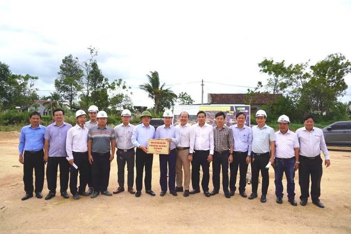  Chủ tịch UBND tỉnh tặng quà động viên các đơn vị thi công Dự án tuyến đường bộ cao tốc Quy Nhơn - Pleiku (hợp phần 1). Ảnh: N.H 