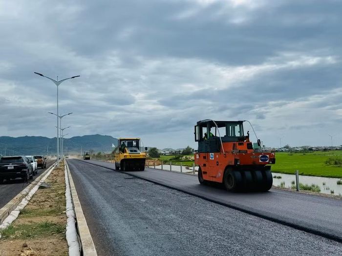 Thi công thảm bê tông nhựa tuyến đường ven biển Cát Tiến - Diêm Vân. Ảnh: N.H 