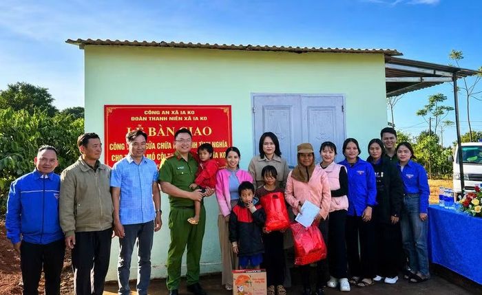 Thiếu tá Nguyễn Văn Hợp (thứ 4 từ trái sang) tại Lễ bàn giao công trình sửa chữa nhà tình nghĩa cho 1 hộ dân trên địa bàn xã Ia Ko. Ảnh: T.T