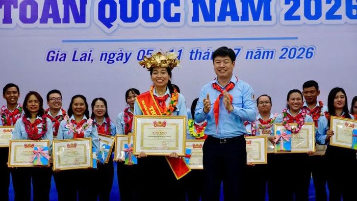 Chị Tạ Hải Vân vừa tự hào xen lẫn xúc động khi trở thành quán quân. Ảnh: D.L
