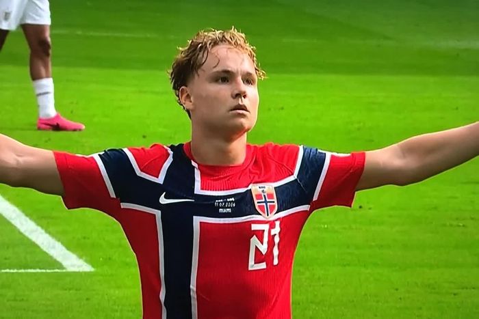 Andreas Schjelderup ghi bàn thắng mở tỉ số cho tuyển Na Uy.