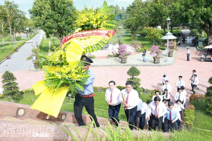 Đoàn công tác tỉnh Khánh Hòa mang vòng hoa lên đài tưởng niệm trung tâm ở Khu di tích quốc gia đặc biệt Thành cổ Quảng Trị.