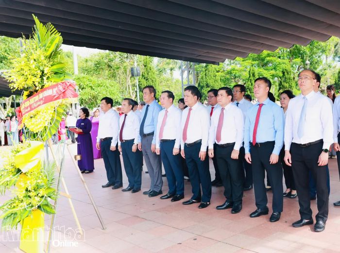 Đoàn công tác tỉnh Khánh Hòa dâng hương, dâng hoa tại Khu di tích lịch sử quốc gia đặc biệt Thành cổ Quảng Trị.