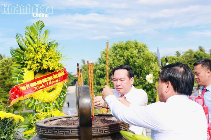 Các đồng chí trong Thường trực Tỉnh ủy dâng hương.