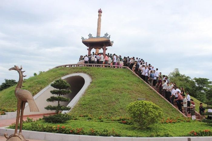 Đài tưởng niệm trung tâm Thành cổ Quảng Trị.