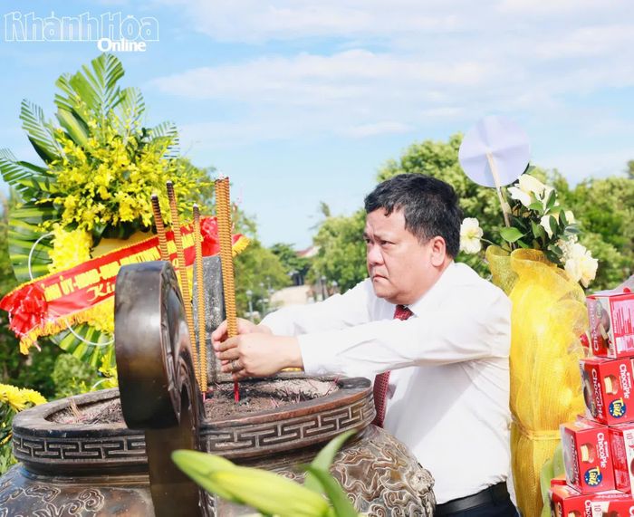 Bí thư Tỉnh ủy Trần Phong dâng hương tri ân các anh hùng liệt sĩ đã hy sinh tại Thành cổ Quảng Trị.