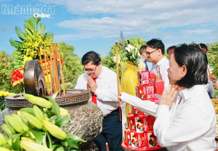 Thành viên đoàn công tác dâng hương.