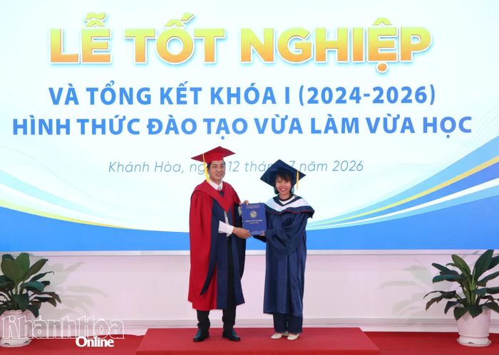 Lãnh đạo Trường Đại học Khánh Hòa trao bằng tốt nghiệp cho sinh viên ngành Giáo dục Tiểu học.