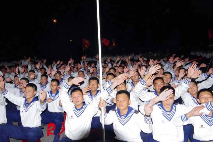 Các chiến sĩ sôi nổi tham gia chương trình.