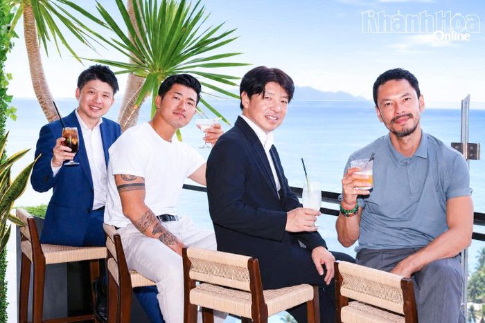 Khách Nhật Bản trải nghiệm tại bar Mây ở Khách sạn Adamas Boutique Nha Trang.