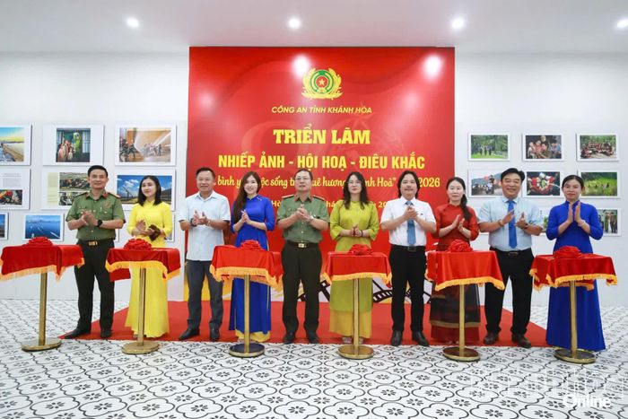 Lãnh đạo Công an tỉnh cùng các đại biểu cắt băng khai mạc triển lãm “Vì bình yên cuộc sống trên quê hương Khánh Hòa”.