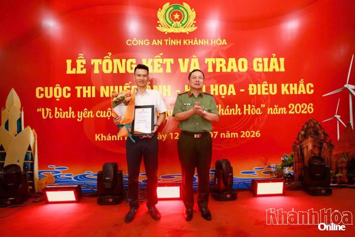 Ban tổ chức trao giải nhất lĩnh vực nhiếp ảnh cho tác giả Vương Mạnh Cường.