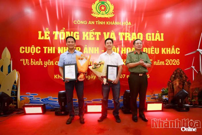 Đại tá Nguyễn Quân trao giải nhì cho 2 tác giả lĩnh vực mỹ thuật.