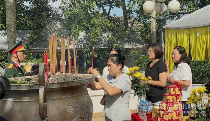 Các đại biểu dâng hương tại buổi lễ