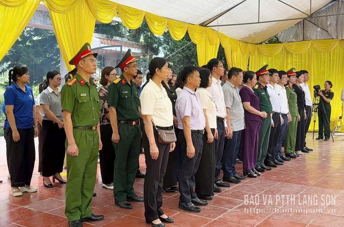 Các đại biểu dự buổi lễ
