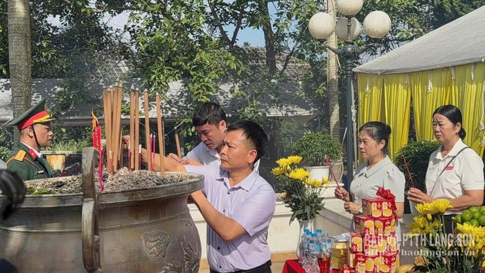 Các đại biểu dâng hương tại buổi lễ