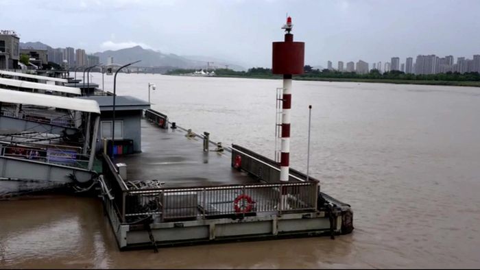 Để ứng phó với bão, chính quyền nhiều địa phương đã tạm dừng các tuyến phà.