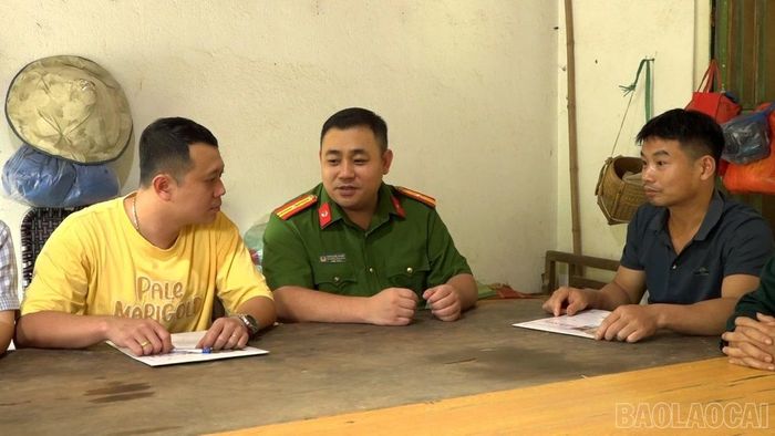 Công an xã Thượng Bằng La trực tiếp trao đổi, làm việc với doanh nghiệp để kết nối, giới thiệu việc làm cho người tái hòa nhập cộng đồng.