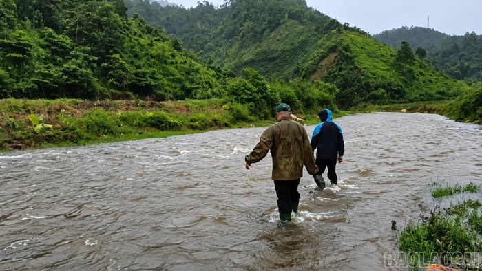 Lực lượng Công an xã Gia Hội phối hợp cùng Tổ tăng cường Công an tỉnh băng rừng, lội suối kiểm tra các lán, trại trên địa bàn trong điều kiện mưa lớn.