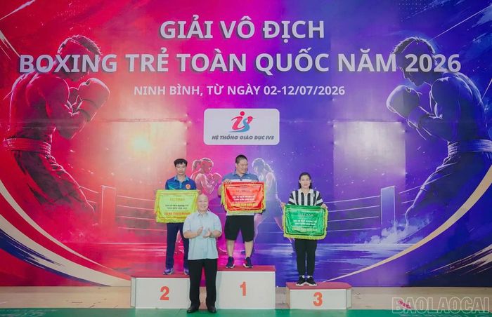 Đội tuyển Boxing trẻ Lào Cai nhận Cờ hạng Ba toàn đoàn nội dung nam lứa tuổi 15 - 16.