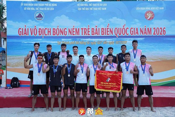 Huấn luyện viên, vận động viên tham gia giải.