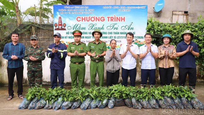 Các đồng chí lãnh đạo Đảng ủy, HĐND, UBND xã; đại diện Đội Chữa cháy và Cứu nạn, cứu hộ số 2 tặng cây quế giống cho gia đình thân nhân liệt sĩ Hà Hữu Tín.