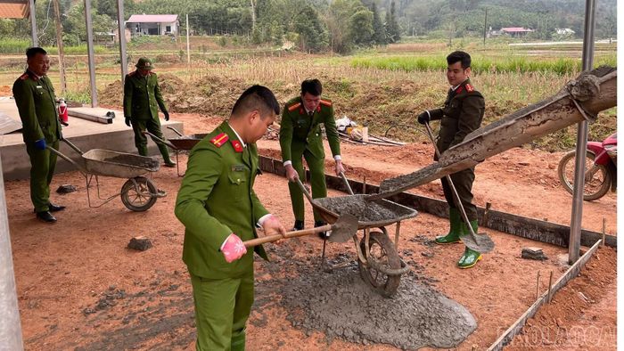 Lực lượng Công an xã tích cực phát huy tinh thần "thần tốc" trong Chiến dịch Quang Trung hỗ trợ người dân xây dựng nhà cửa.