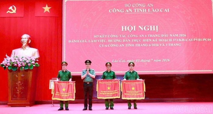 Đồng chí Trịnh Quốc Hưng - Trưởng Công an xã Việt Hồng nhận Cờ thi của Chính phủ.