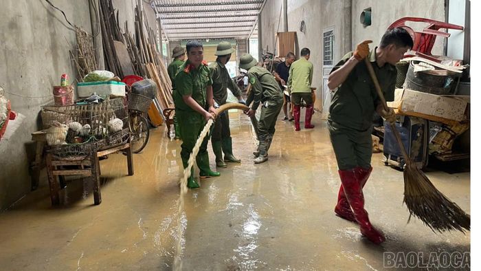 Giúp Nhân dân khắc phục hậu quả sau bão Bualoi năm 2025.