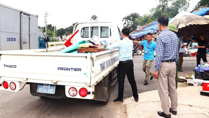Tổ trật tự đô thị phường ra quân giải tỏa các trường hợp bán hàng lấn chiếm lòng, lề đường tại khu vực cổng Bệnh viện Đa khoa số 1 tỉnh.