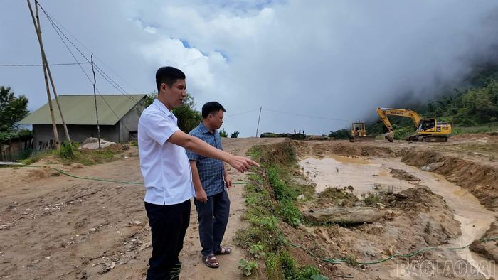 Lãnh đạo UBND xã Bản Xèo kiểm tra tiến độ dự án.