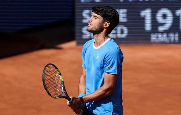 Carlos Alcaraz trong trận đấu gần nhất trên Tour, đối đầu với Otto Virtanen ở vòng 1 Barcelona Open 2026.
