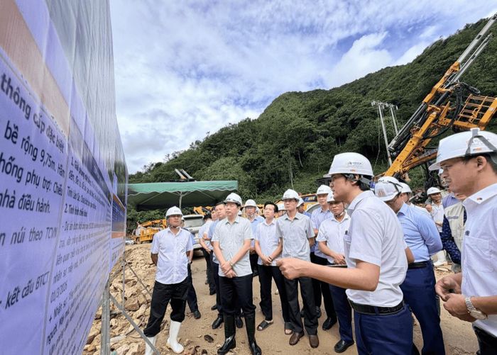 Đoàn công tác của UBND tỉnh Lai Châu kiểm tra thực địa tiến độ thi công dự án hầm đường bộ qua đèo Hoàng Liên.