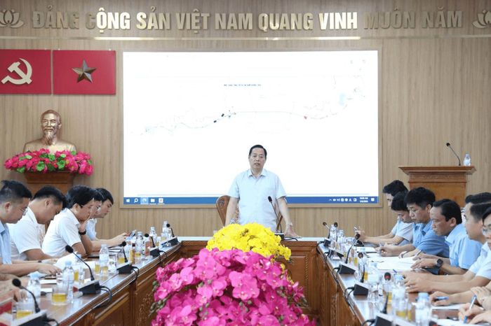 Quang cảnh buổi làm việc về tiến độ dự án hầm đường bộ qua đèo Hoàng Liên.