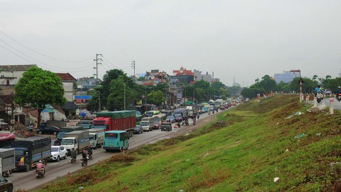Bí thư Thành ủy Hà Nội Trần Đức Thắng yêu cầu các nhà thầu khi được bàn giao mặt bằng sạch cần huy động đầy đủ nhân lực, phương tiện đẩy nhanh tiến độ để quyết tâm thực hiện thông xe kỹ thuật trước Tết Nguyên đán Đinh Mùi 2027.