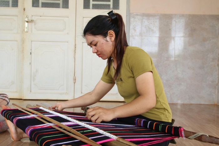 Chị Thị Thanh, ở xã Kiến Đức lập nghiệp từ văn hóa truyền thống với nghề dệt thổ cẩm