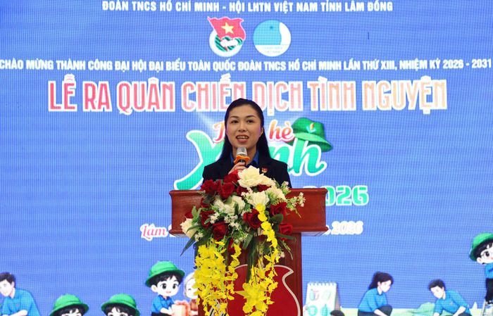 Chị Trần Diệp Mỹ Dung, Phó Bí thư Thường trực Tỉnh đoàn phát biểu phát động chiến dịch