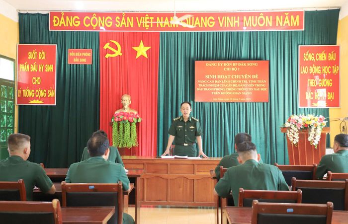 Đồn biên phòng Đắk Song sinh hoạt chuyên đề góp phần nâng cao bản lĩnh chính trị, tinh thần trách nhiệm của cán bộ, đảng viên trong đấu tranh phòng, chống thông tin xấu độc trên không gian mạng (Ảnh: Hoàng Hoài)