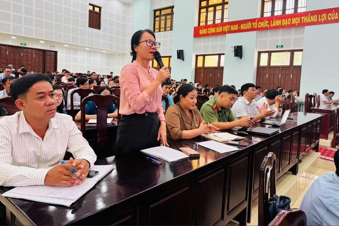 Cán bộ tham mưu, giúp việc Ban Công tác 35 đảng ủy các xã, phường, đặc khu tại khu vực Đông Lâm Đồng trao đổi tại Hội nghị tập huấn công tác bảo vệ nền tảng tư tưởng của Đảng, đấu tranh phản bác các quan điểm sai trái, thù địch năm 2026