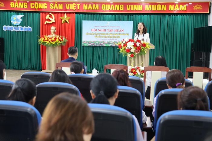 Hội LHPN tỉnh Lâm Đồng tổ chức tập huấn bảo vệ nền tảng tư tưởng của Đảng trong tình hình mới và kỹ năng nắm bắt dư luận xã hội năm 2026 cho cán bộ hội cơ sở (Ảnh: Linh Thư)