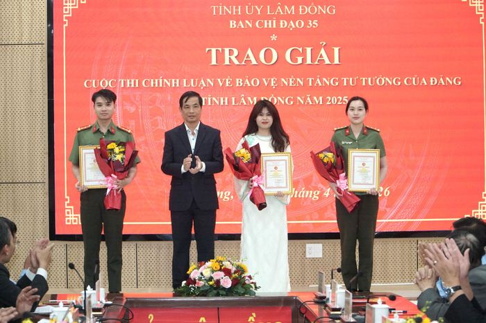 Ban Chỉ đạo 35 Tỉnh ủy trao giải cho các tác giả đoạt giải A cuộc thi chính luận Bảo vệ nền tảng tư tưởng của Đảng tỉnh Lâm Đồng năm 2025. Ảnh tư liệu