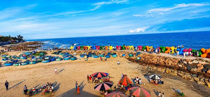 Mỗi ngày có rất đông du khách đến check-in ở bãi biển