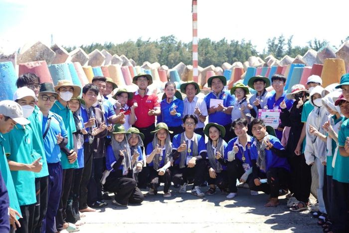 Tình nguyện viên đến từ Bình Dương thay áo mới cho bờ kè Lăng Cô, Phú Quý năm 2019
