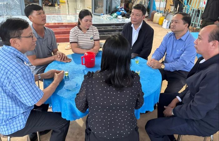 Phó Bí thư Tỉnh ủy Bùi Thắng và đoàn công tác chia buồn cùng gia đình