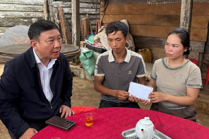 Phó Bí thư Tỉnh ủy Bùi Thắng trao hỗ trợ cho gia đình nạn nhân